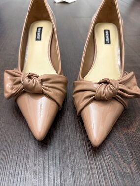 Nine West Nude Patent Pointed-Toe Knot Flats Excellent Condition